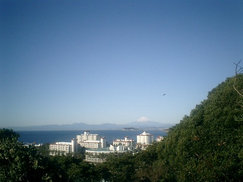 06) 富士山が見えた。手前は、「逗子マリーナ」。.JPG